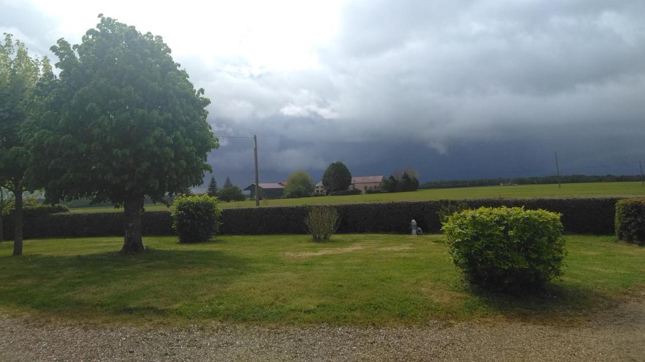 Grande Maison De Plain Pied Avec Jardin Arbore. Champignelles Exterior foto